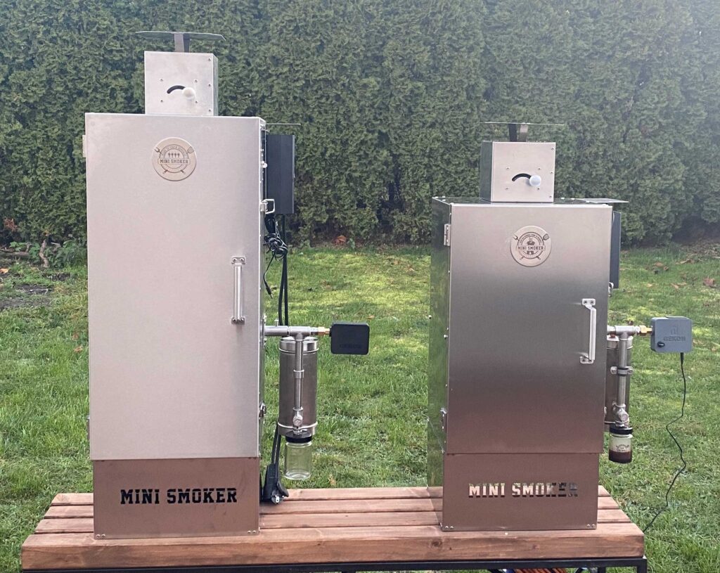Nerezové udírny Mini Smoker vedle sebe — srovnání modelů