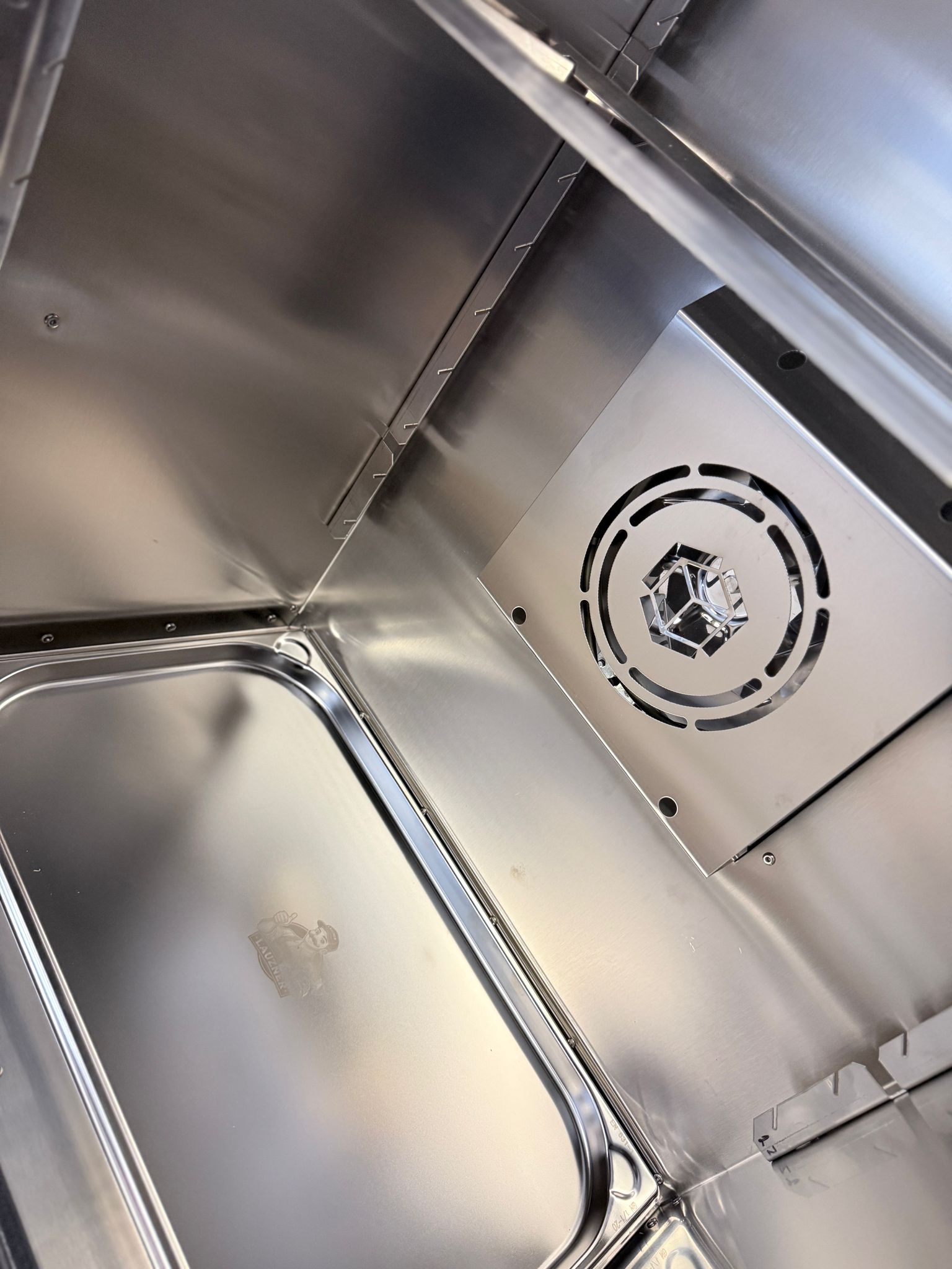 Nerezový interiér udírny LAUZNER s horkovzdušným ventilátorem